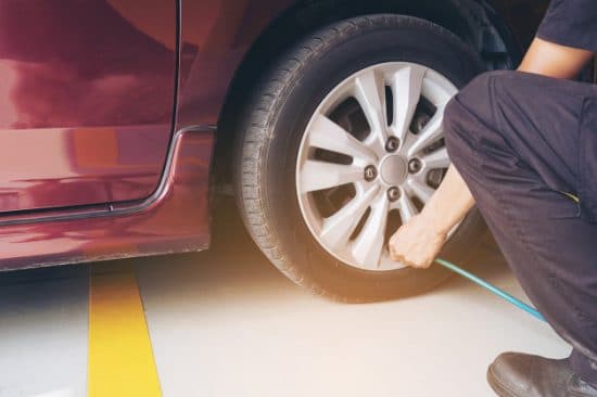 Bien gonfler ses pneus pour économiser du carburant